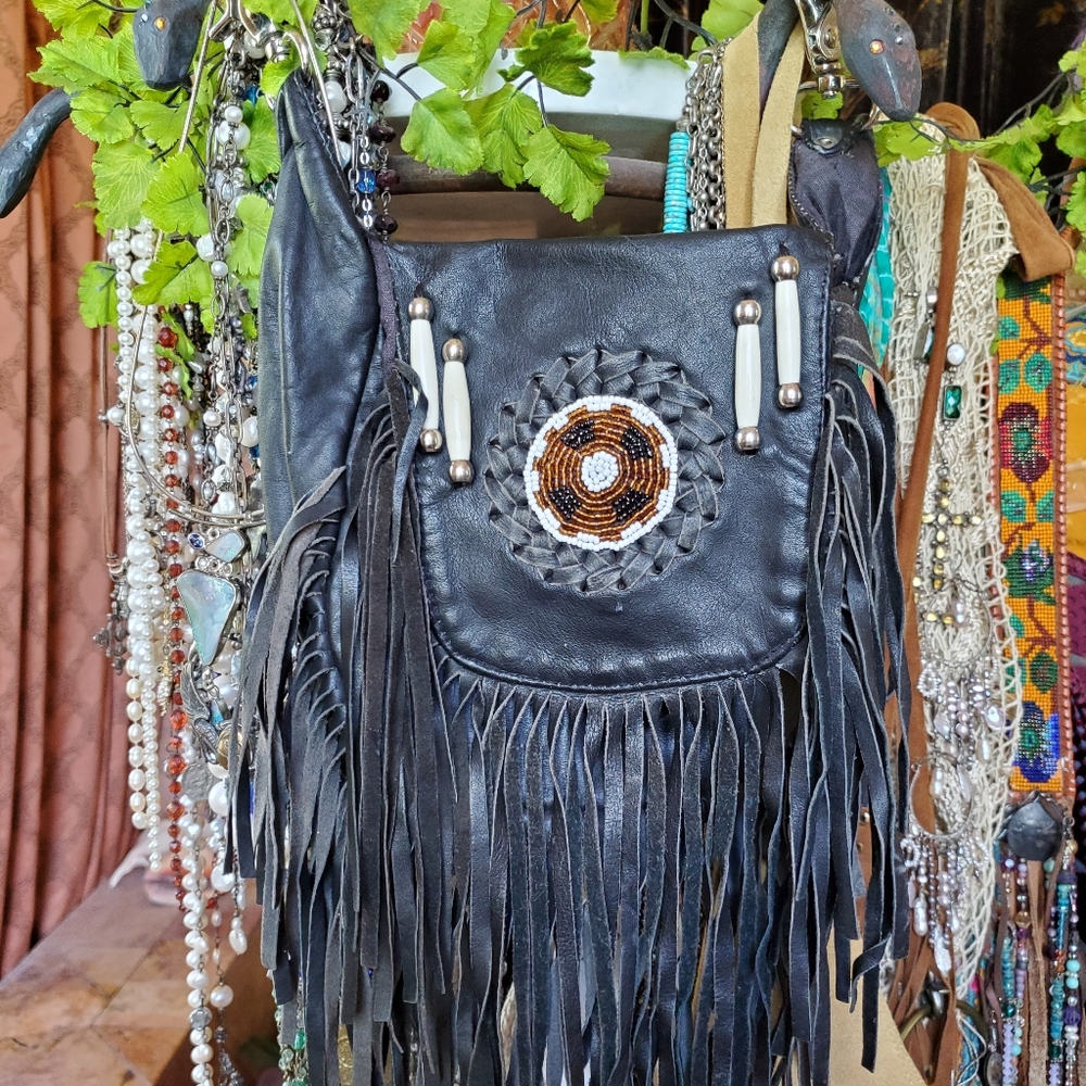WONDERFUL LITTLE CLIP FRINGE LEATHER BAG. VINTAGE